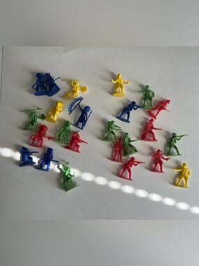 Vintage Style Plastic cowboy & Indians 24 Pack (Red, Blue, Green, Yellow)
